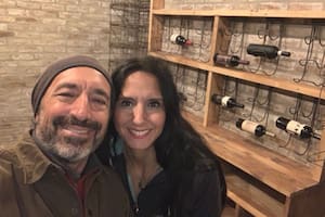 Carlos y Cecilia, en pandemia estaban aburridos y comenzaron a reformar una casona del siglo XIX que habían comprado meses atrás. Se llevaron una sorpresa cuando descubrieron un sótano oculto con un potencial que no imaginaban.