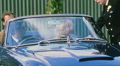 Carlos y Davina en el Aston Martin descapotable del príncipe, cuando crecían los rumores sobre un posible compromiso