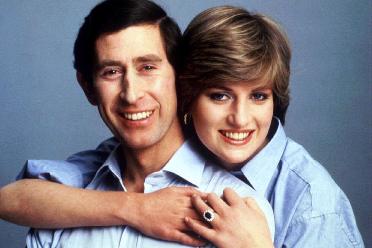 Carlos y Lady Di, con el anillo que ayer recibió Kate