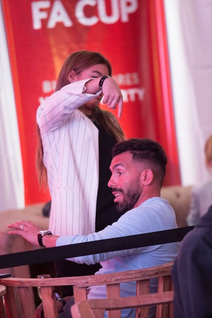 Carlos y su hija Katie. En esta nueva etapa, el ex jugador viajó a Europa de vacaciones y también para visitar varias instituciones que formaron parte de su carrera. Además, recorrió la Argentina en auto con su familia, un plan que le encanta.