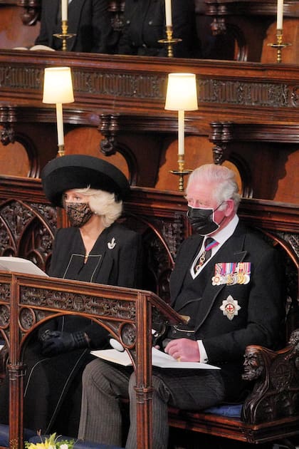 Carlos y su mujer, Camilla, que a diferencia del resto, llevó un barbijo negro pero con estampa.