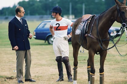 Carlos y su padre también compartían la pasión por el polo. En la foto, ambos conversan antes de un partido que se disputó en Windsor, en junio de 1975.