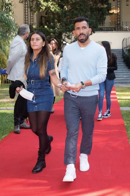 Carlos y Vanesa entraron tomados de la mano y se los vio tan enamorados como el primer día. Se casaron en 2016, tras diecinueve años juntos.