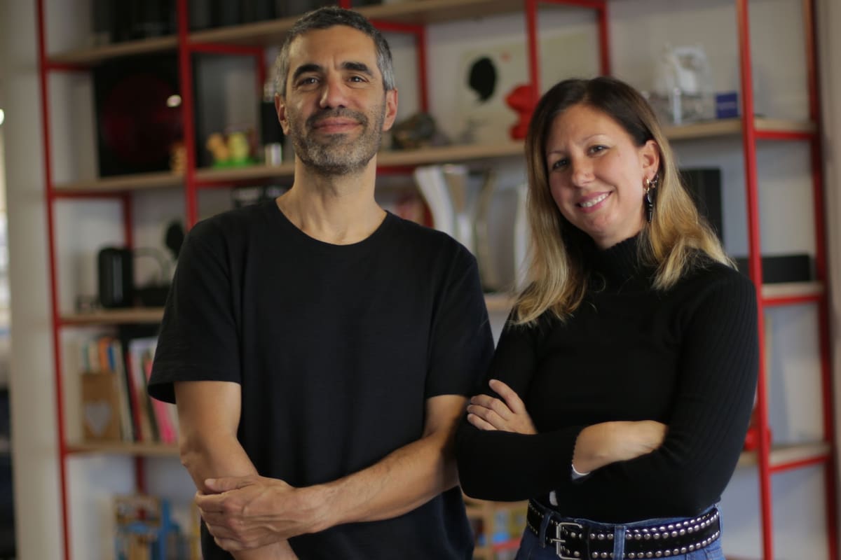 Carlos y Vicky, fundadores de xCruza y a cargo del equipo creativo que diseñó el trofeo para el World 11 de FIFPro