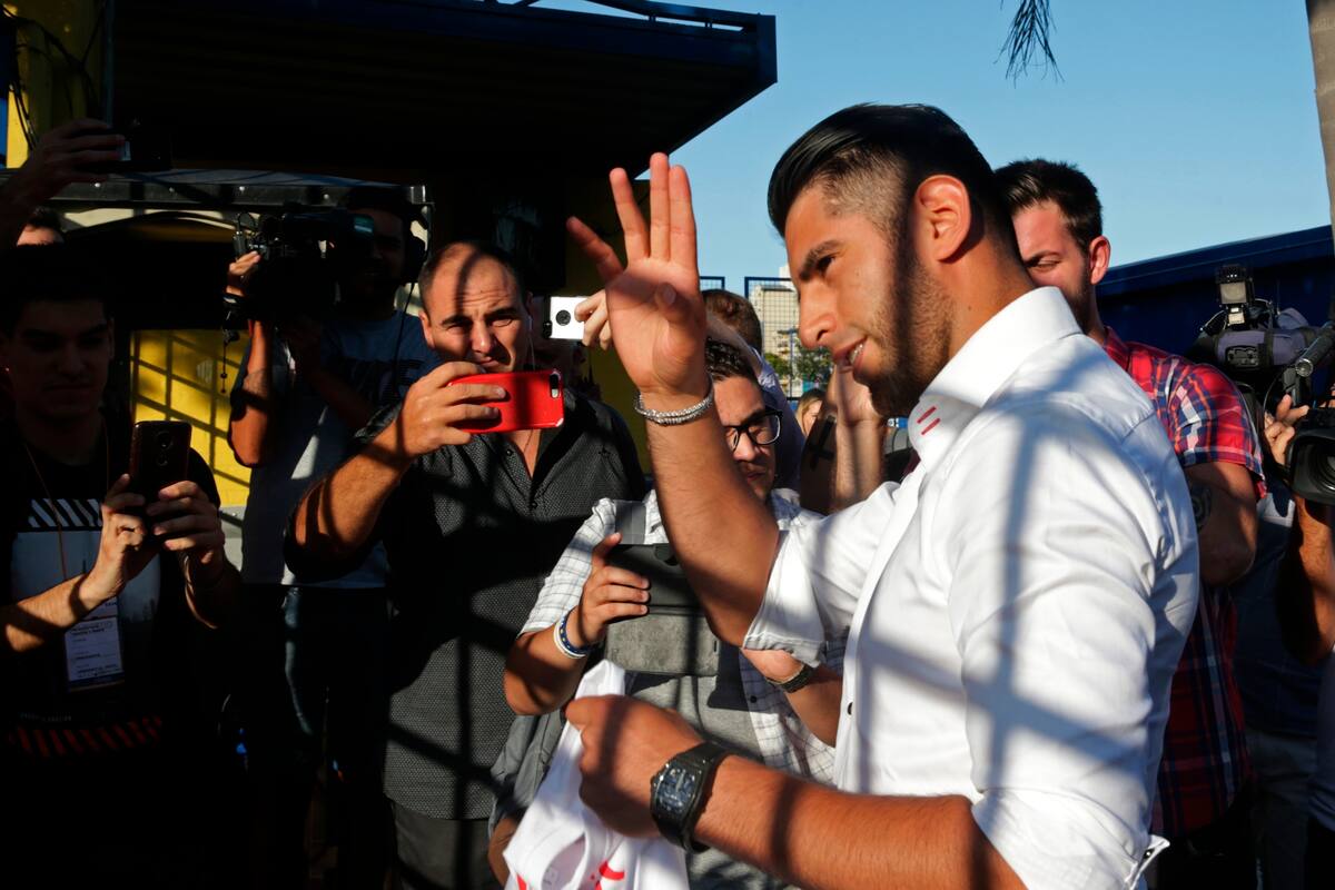 Carlos Zambrano saluda a los fanáticos después de ser presentado como un nuevo miembro del equipo de Boca Juniors en Buenos Aires, Argentina, el viernes 31 de enero de 2020.