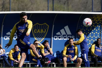 Carlos Zambrano, uno de los posibles reemplazantes del expulsado Izquierdoz, en el entrenamiento de Boca
