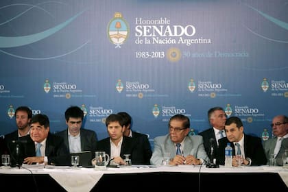 Carlos Zannini, Axel Kicillof, y Miguel Galuccio, durante una presentación por el acuerdo alcanzado con Repsol por YPF en 2013