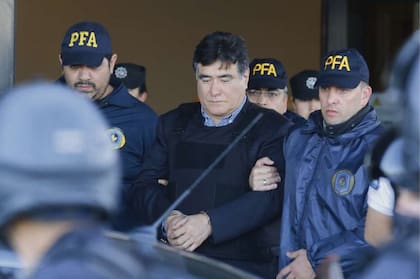 Carlos Zannini, esposado, al llegar ayer al aeropuerto porteño; viajó en el vuelo 1883 de Aerolíneas Argentinas
