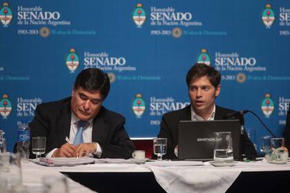 Carlos Zannini y Axel Kicillof, en un plenario de comisiones del Senado, antes de que la Cámara alta diera media sanción al acuerdo con Repsol por YPF