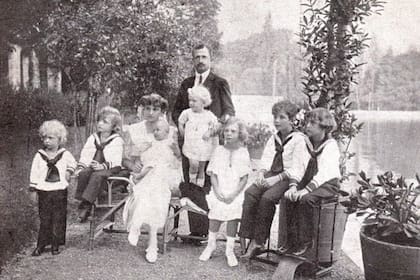 Carlos, Zita y sus siete hijos durante el exilio en la Isla de Madeira (Foto: emperorcharles.org)