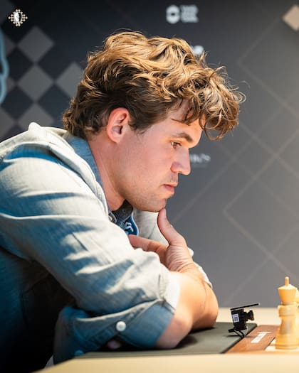 Carlsen, el mejor ajedrecista de los últimos 15 años en el mundo, atraviesa un momento inesperado a los 35, cuando su vida social se ensancha.