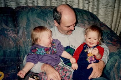 Carly Midgley junto a su padre y hermana (Foto gentileza Carly Midgley)