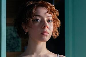 Carmela Rivero, la joven actriz de 21 años y bisnieta de una leyenda del tango que protagoniza Atrapados, la serie más vista de Netflix