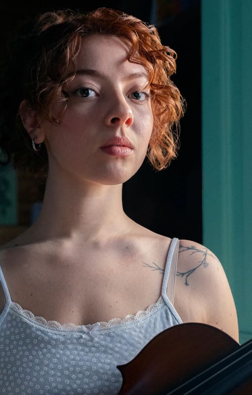 Carmela Rivero, la joven actriz de 21 años y bisnieta de una leyenda del tango que protagoniza Atrapados, la serie más vista de Netflix