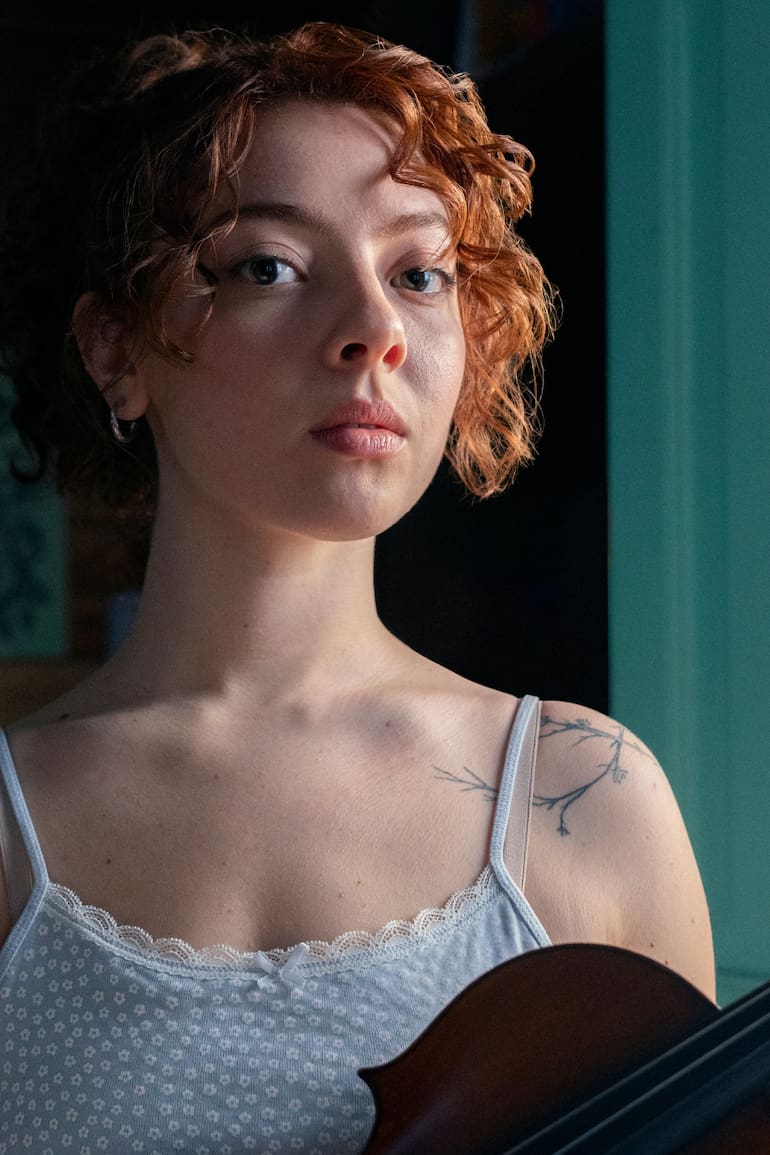Carmela Rivero, la joven actriz de 21 años y bisnieta de una leyenda del tango que protagoniza Atrapados, la serie más vista de Netflix