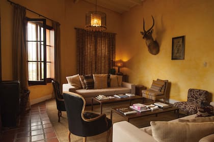 El living de la posada CampoTinto, un espacio para relajarse y leer.