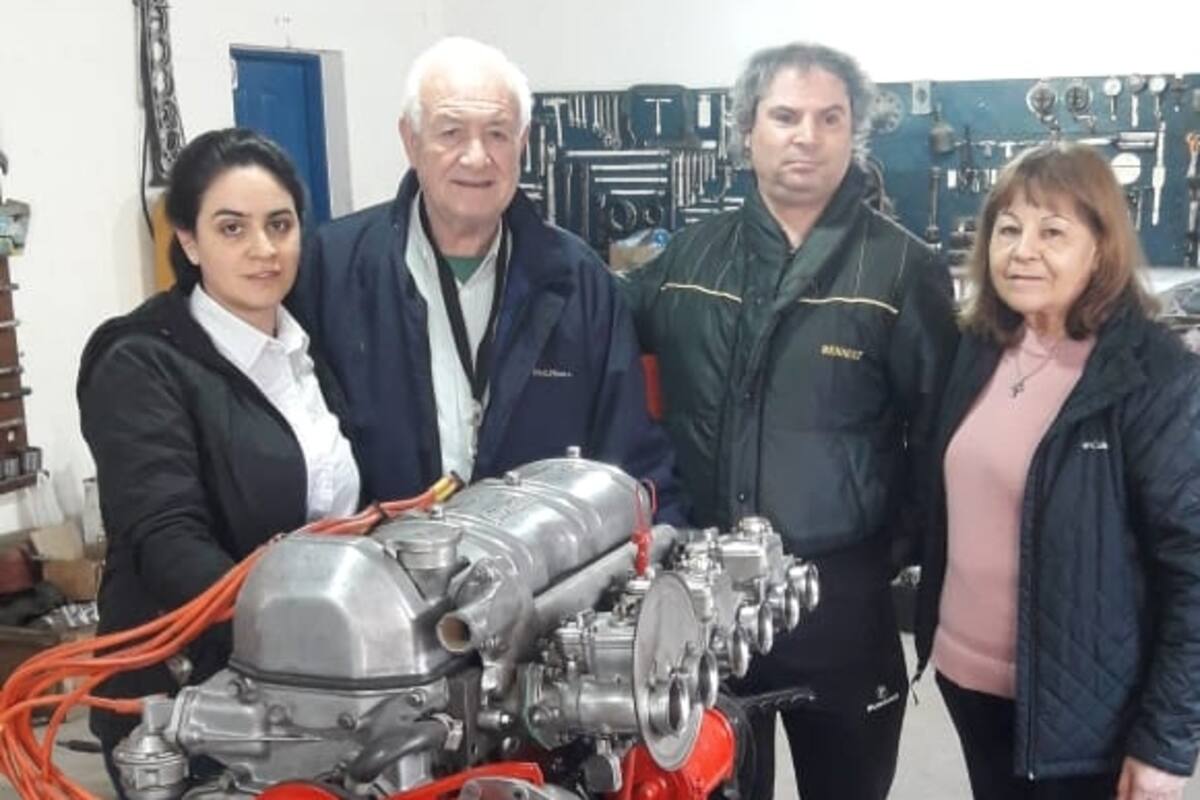 Carmelo Guercio (el segundo comenzando desde la izquierda) es un innovador y desarrolla motores para vehículos