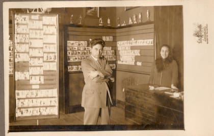 Carmelo Pagnotta en su local de la Rambla. 1928.