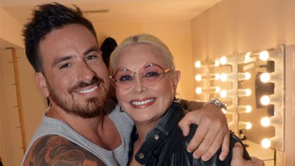 Carmen Barbieri fue a los premios Carlos a acompañar a su hijo Federico Bal, uno de los protagonistas de la obra musical Kinky Boots