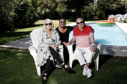 Carmen Barbieri junto a Federico y Santiago Bal. En su casa de los troncos Mar del Plata.