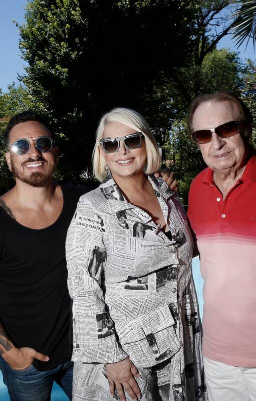 Carmen Barbieri junto a Federico y Santiago Bal. En su casa de los troncos Mar del Plata.