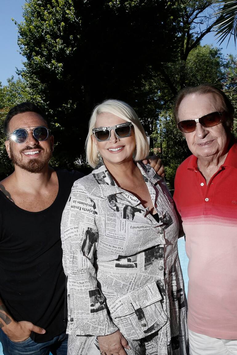 Carmen Barbieri junto a Federico y Santiago Bal. En su casa de los troncos Mar del Plata.