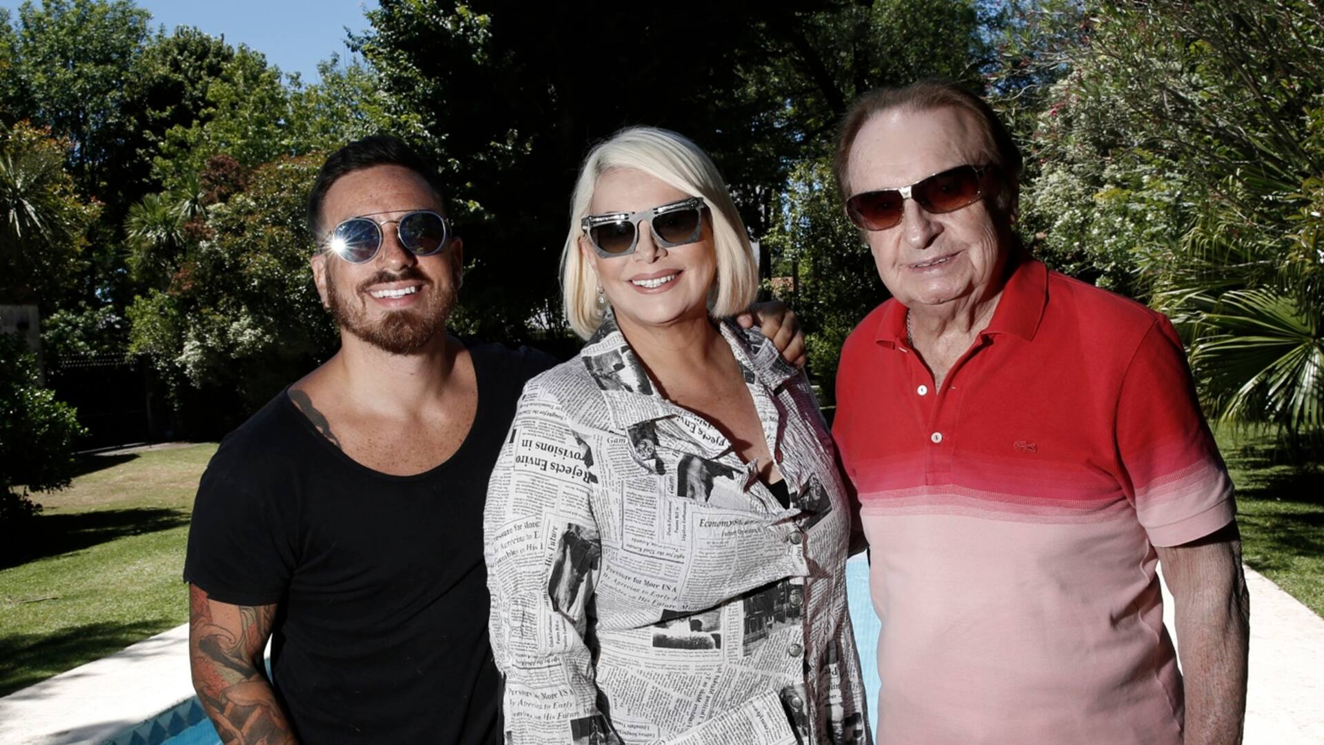 Carmen Barbieri junto a Federico y Santiago Bal. En su casa de los troncos Mar del Plata.