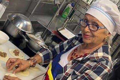 Carmen Bernardo cocina principalmente empanadas argentinas en Enoteca Maria. Foto: Cortesía