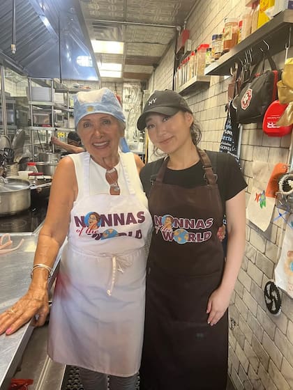 Carmen Bernardo comparte un momento con una de sus alumnas. El sábado 17 de mayo, cocinará empanadas, pastel de carne y bifes rellenos, clásicos de la cocina argentina.
