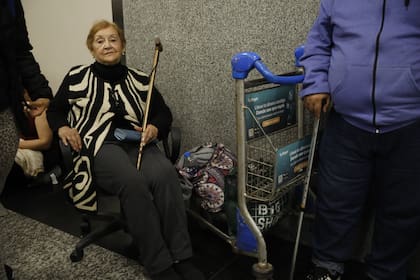 Carmen Cardozo, de 79 años, debía viajar ayer a Córdoba; aún espera