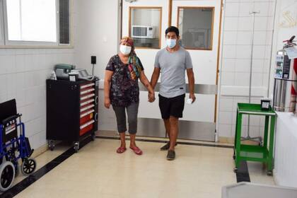 Carmen, con uno de sus cinco hijos en el Hospital Central