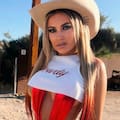 Actriz y modelo de los 90, se transformó en una sexy cowgirl que invita a un descanso de lujo en medio del desierto