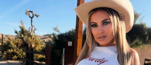 Actriz y modelo de los 90, se transformó en una sexy cowgirl que invita a un descanso de lujo en medio del desierto