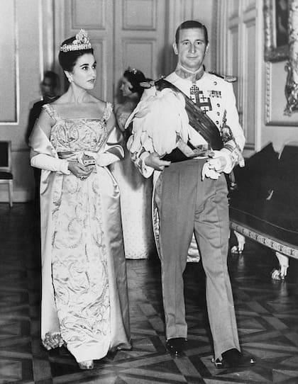Carmen Franco, hija del General Franco, con su marido, Cristóbal Martínez-Bordiu, Marqués de Villaverde y cardiólogo. Fue él quien tomó las fotografías del dictador en su lecho de muerte (Photo by Central Press/Hulton Archive/Getty Images)