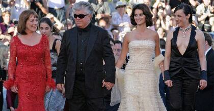 Carmen Maura, Almodóvar, Penélope Cruz y Blanca Portillo en la presentación de Volver en el festival de Cannes