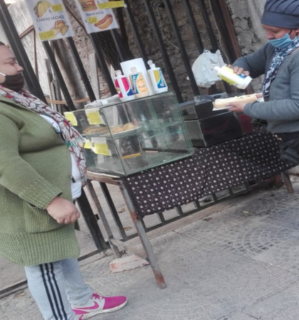Carmen puso un puesto de panchos afuera de su casa y trabaja de sol a sol para tener más ingresos