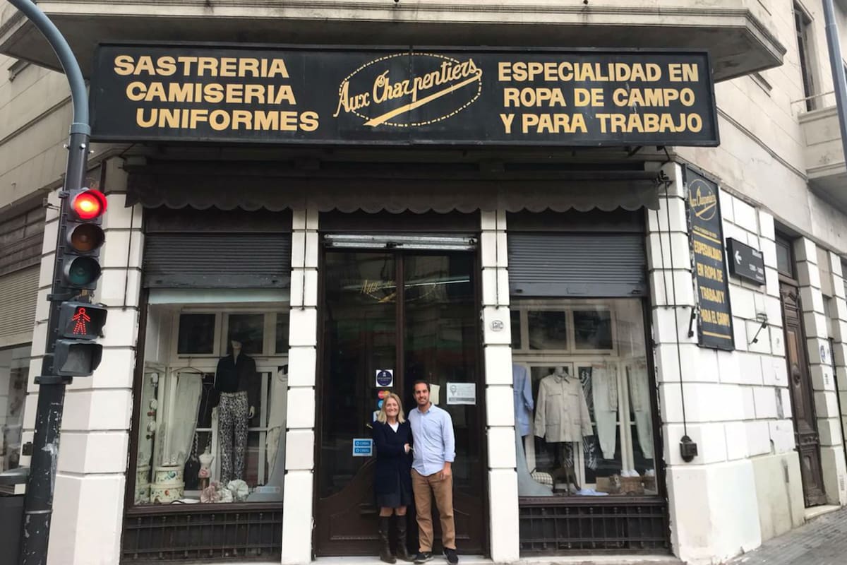 Carmen Robiglio junto a Igancio en la entrada del negocio