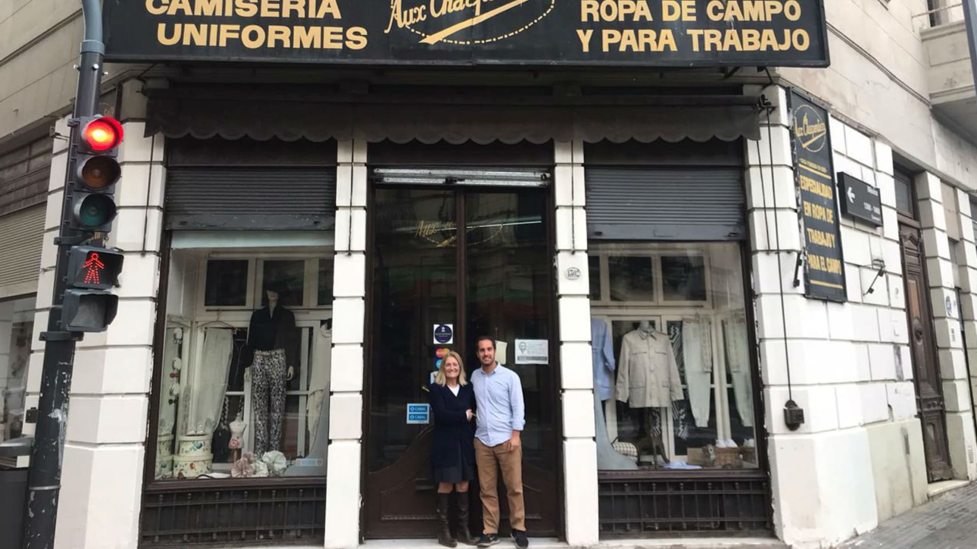 Carmen Robiglio junto a su hijo Ignacio atienden en persona a los clientes de añares. Son la tercera y cuarta generación a cargo de Aux Charpentiers y mantienen intacto el legado de los fundadores.