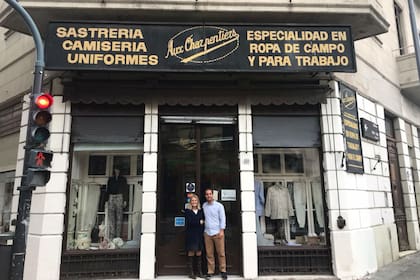 Carmen Robiglio junto a Igancio en la entrada del negocio