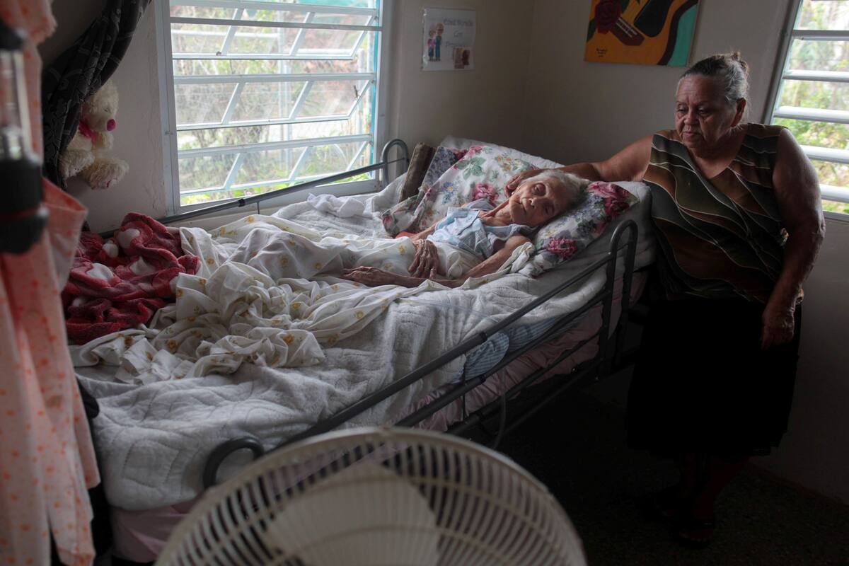 Carmen Rodrigues junto a su madre, Rosa María Torres, de 95 años, Puerto Rico,
