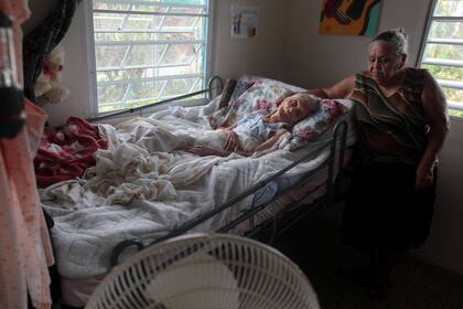 Carmen Rodrigues junto a su madre, Rosa María Torres, de 95 años, Puerto Rico,