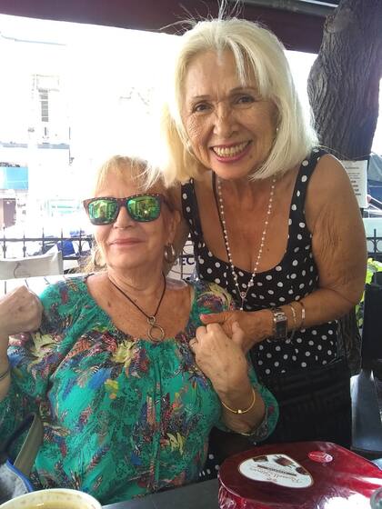 Carmen viaja una vez por año a la Argentina para reencontrarse con familiares y amigos. En la imagen, junto a su amiga de la infancia Ana Cagnoni