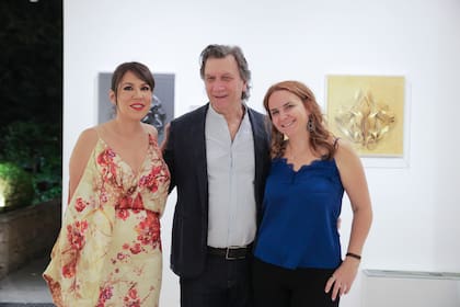 Carminne Dodero, el dueño de la Galería SG del hotel St George Lycabettus, George Klouvatos, y Sophia Klotsa en el día de la apertura de la exposición.