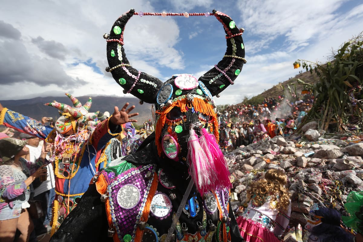 Carnaval 2018 en Uquia, en la Quebrada de Humahuaca, provincia de Jujuy. Centenares de personas presenciaron el "desentierro del diablo del Carnaval". Ritual que decreta el comienzo del carnaval. Luego desfilaron por las calles del pueblo, asistiendo a las "invitaciones" de los p