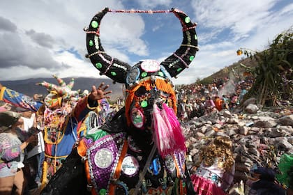 Carnaval 2018 en Uquia, en la Quebrada de Humahuaca, provincia de Jujuy. Centenares de personas presenciaron el "desentierro del diablo del Carnaval". Ritual que decreta el comienzo del carnaval. Luego desfilaron por las calles del pueblo, asistiendo a las "invitaciones" de los p