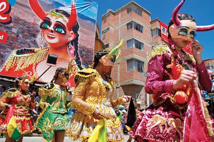 CARNAVAL DE ORURO El gran evento popular de Bolivia, ejemplo de sincretismo cultural, aúna mitos andinos con las figuras santas de la cristiandad. En la manifestación de fe a la Virgen del Socavón intervienen más de 50 conjuntos folklóricos. Uno de los momentos esperados es la danza de la Diablada: la China Supay (foto), la pareja del Diablo, representa la lujuria y la tentación. Del 22 al 24 de febrero, Oruro reúne alrededor de 400.000 personas.
