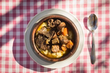 Carne a la olla con verduras, una de las propuestas simples y sabrosas del menú criollo.