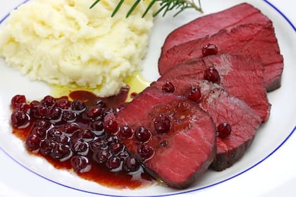 Carne al horno con salsa de cerveza negra y arándanos.