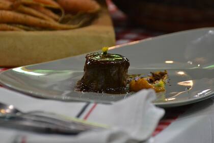 Carne braseada de cuarto trasero de guanaco con cremoso de zapallo cabutia asado con hierbas de la region y miel, elaborada por el chef Luciano Nanni