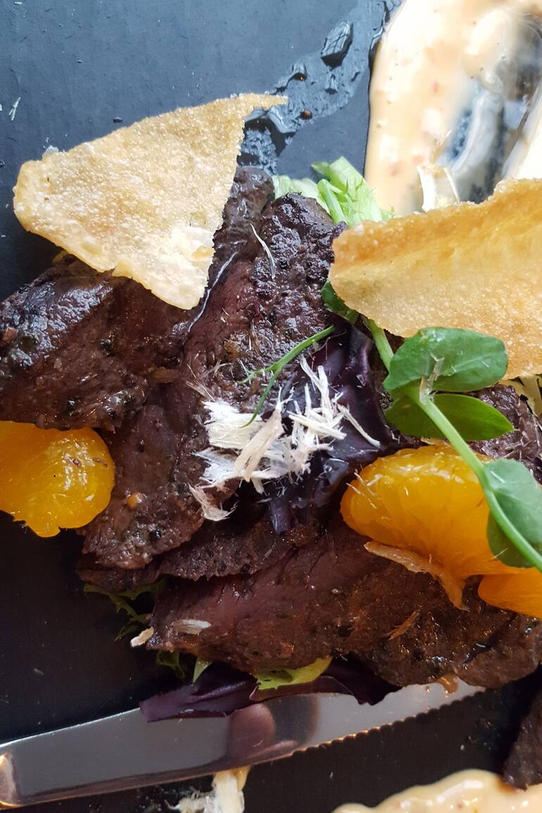 Así luce la carne de ballena. "Como es un mamífero, tiene consistencia de bife".